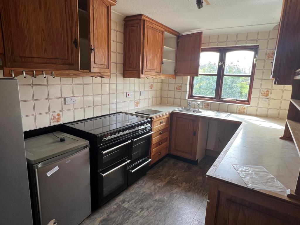Lot: 94 - HOUSE FOR IMPROVEMENT - Kitchen with range style cooker